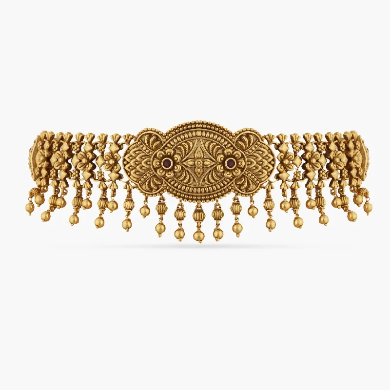 vintage-inspired pearl brooch Swara Floral Silver Choker Set
